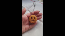 Charger et lire la vidéo dans la visionneuse de la Galerie, Collier Biscuit BN à la Fraise